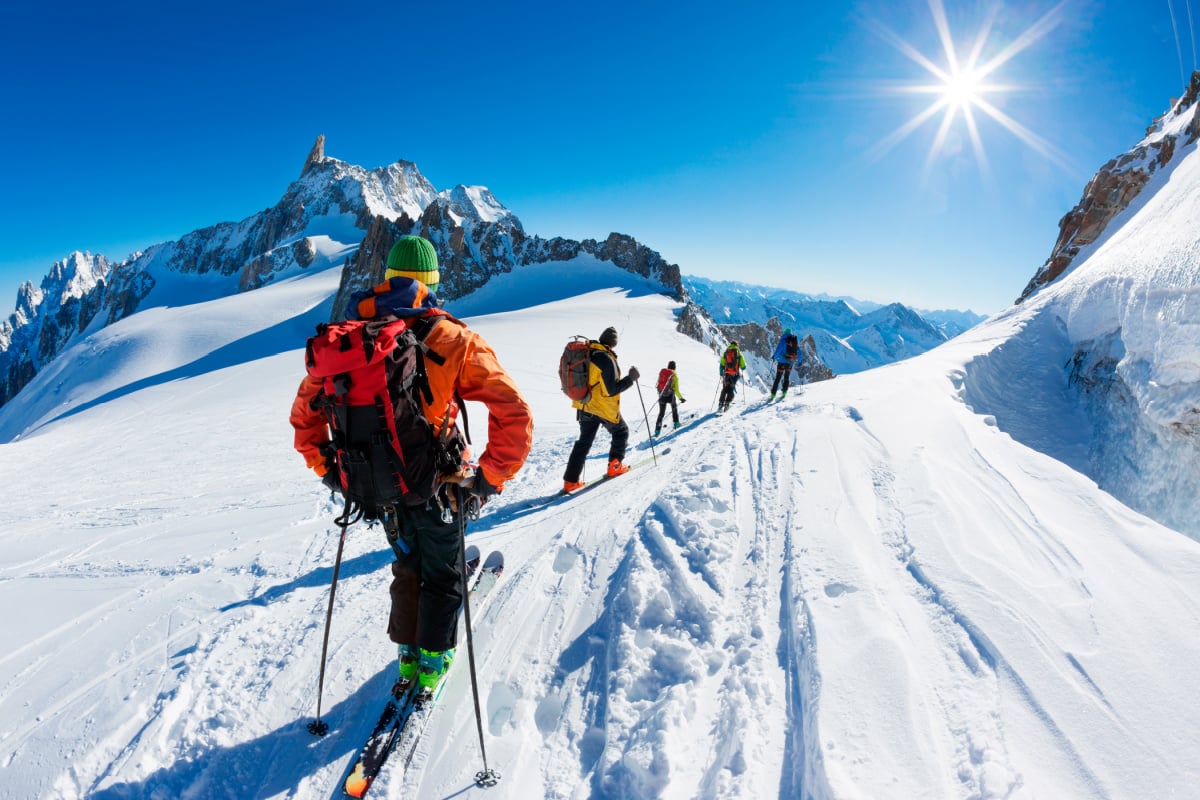 A group of skiers start the descent of Valle Blanche, the most famous offpist run in the Alps, Valle Blanche descent links Italy and France through the Mont Blanc Massif. Chamonix, France, Europe